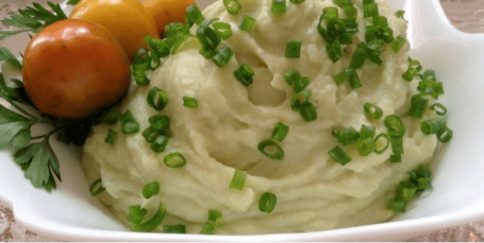 Puree from colored cabbage with tomatoes